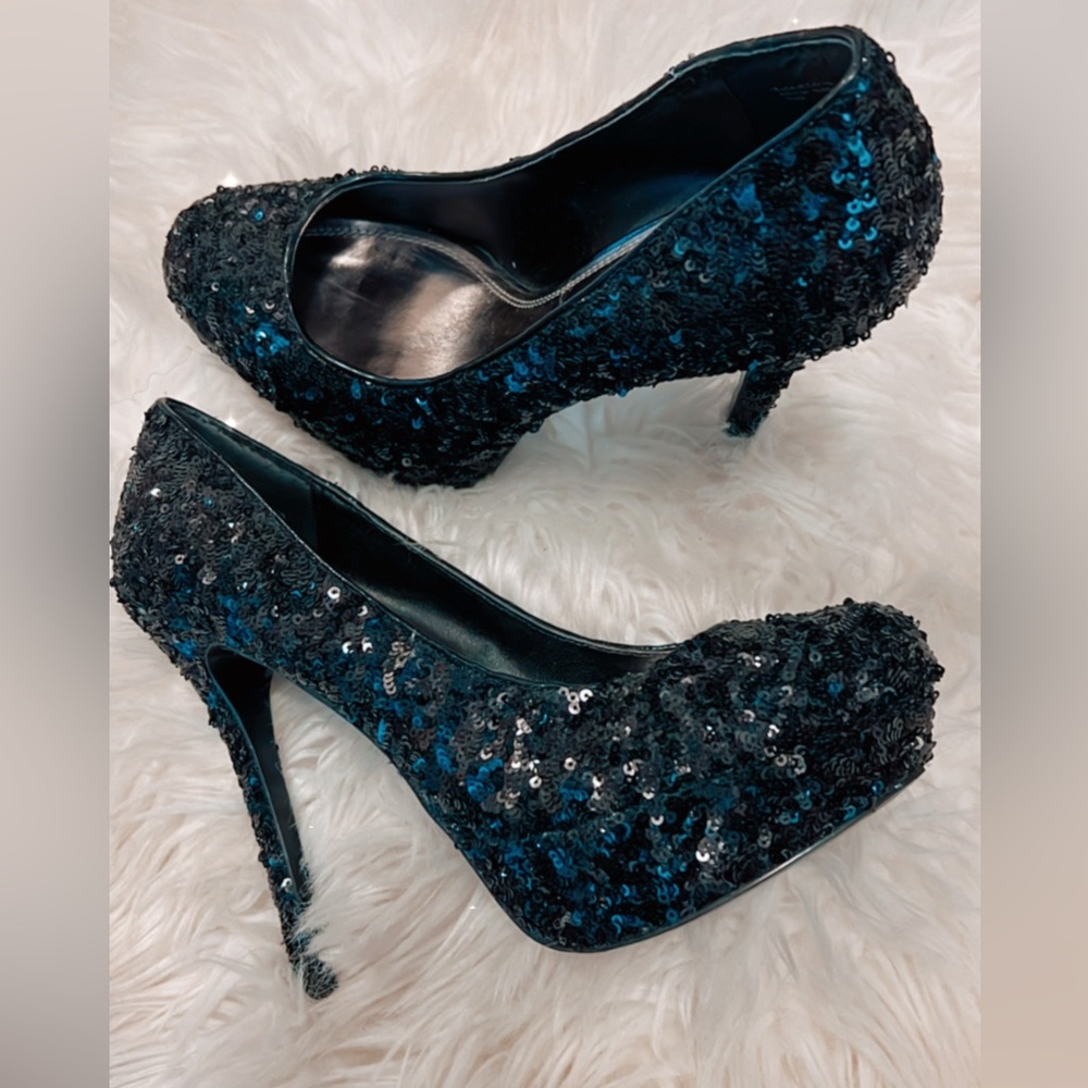 Bakers Melinaseqn women shoe size 8.5 full sequins heel. All Black